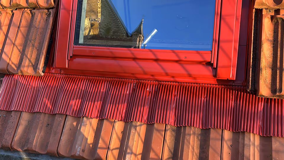 Dachfenster in rot eingebaut von Dachdeckermeister Andre Hoff in Rostock