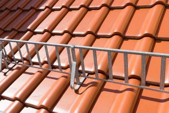 schneefanggitter in rostock auf einem steildach